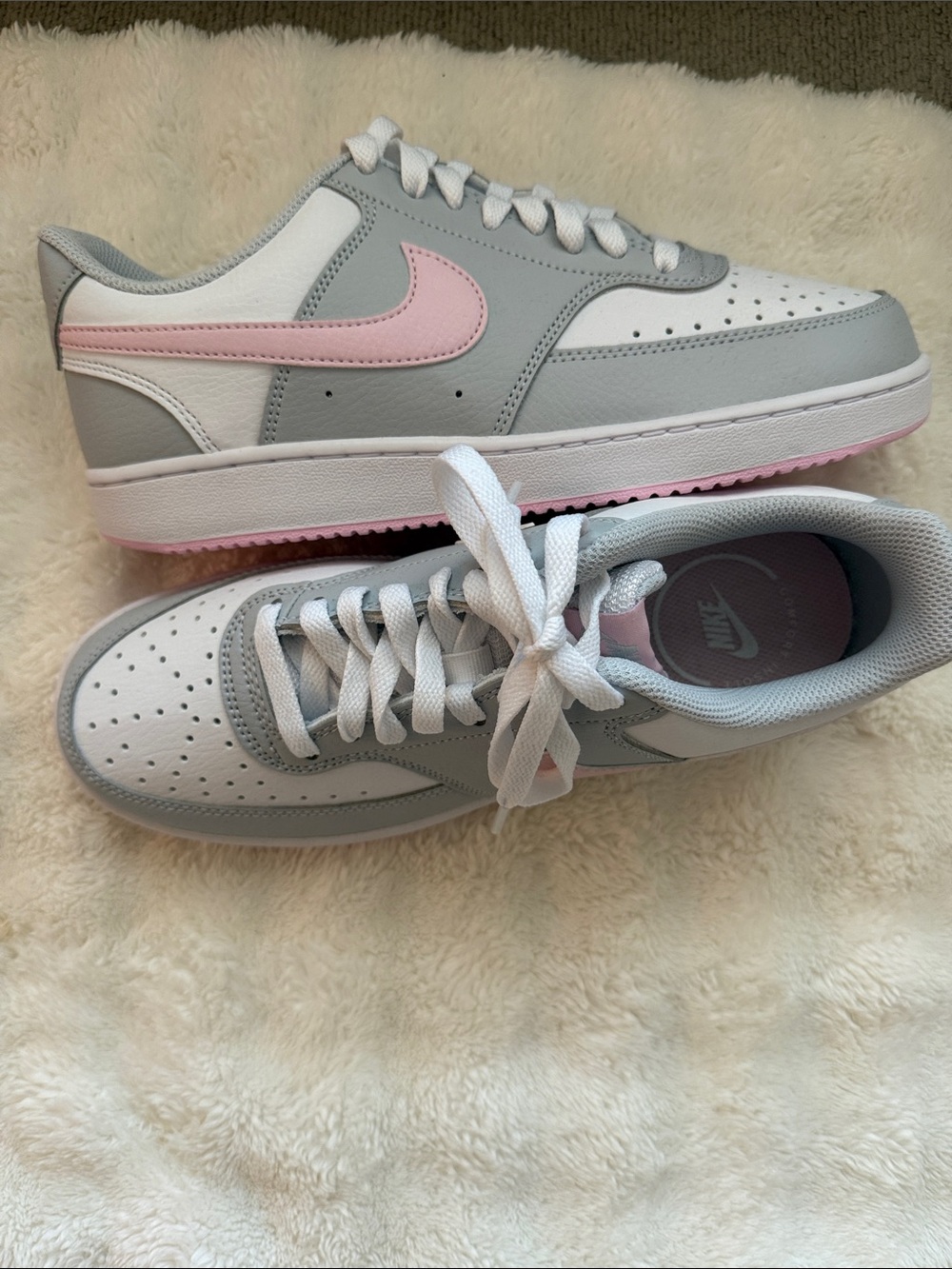 Nike Women's Low-Top Sneakers in Light Gray and Pink